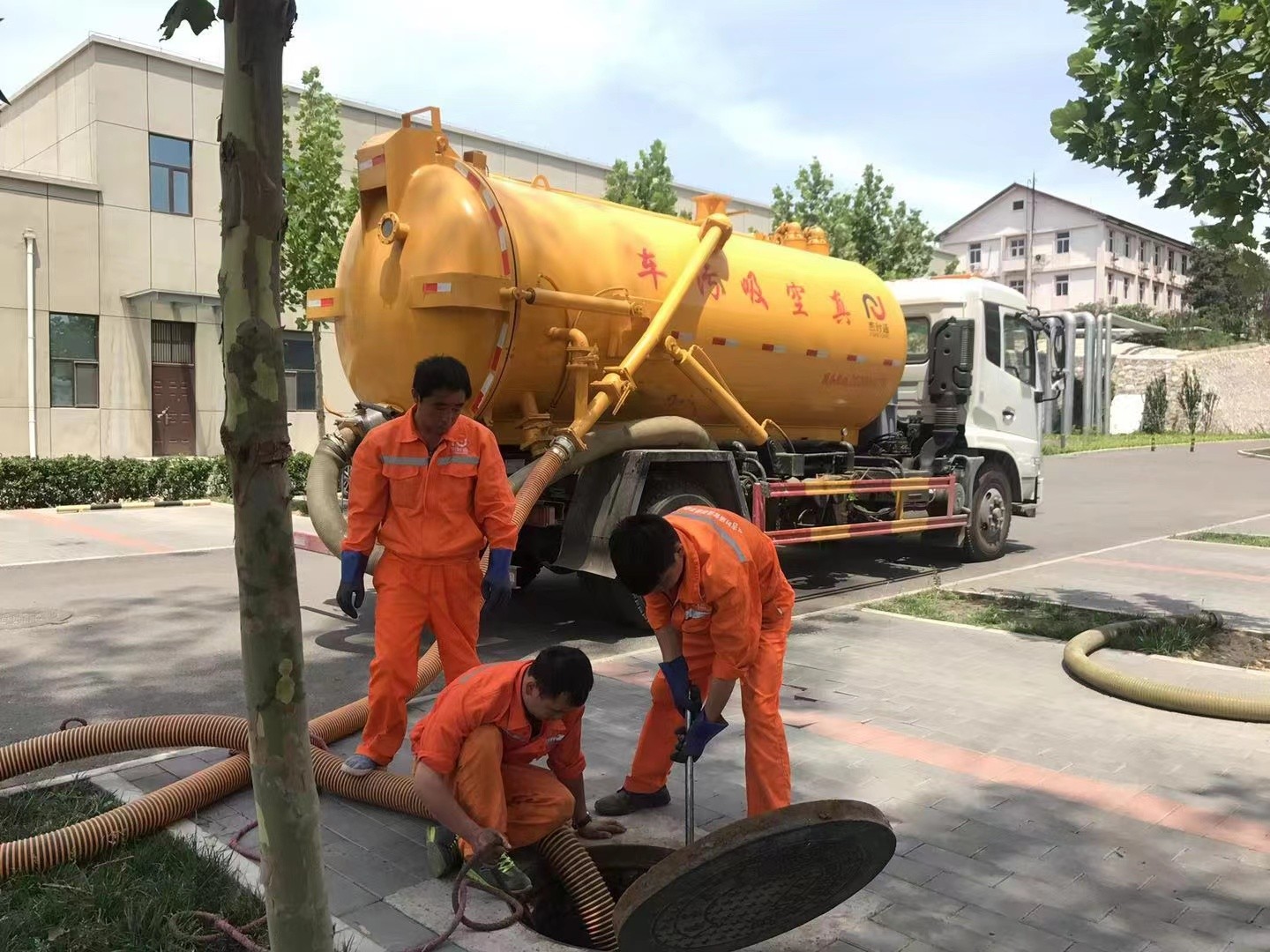 南平管道疏通车停在窨井附近