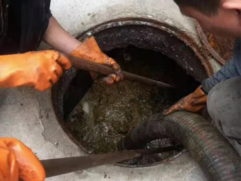 南平清理化粪池时如何避免沼气的危害？